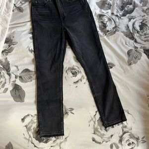 GAP 26L Black Skinny Jeans: Sleek Fit